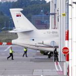 El avión en el que fue trasladado el ex general Ratko Mladic, a su llegada al aeropuerto de Rotterdam (Holanda)