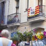 Los organizadores venden las pancartas para apoyar la consulta a 15 euros y a 10 euros las banderolas