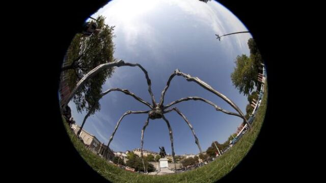 «Maman», de Louise Bourgeois, se expone en la Plaza Nueva de Ginebra