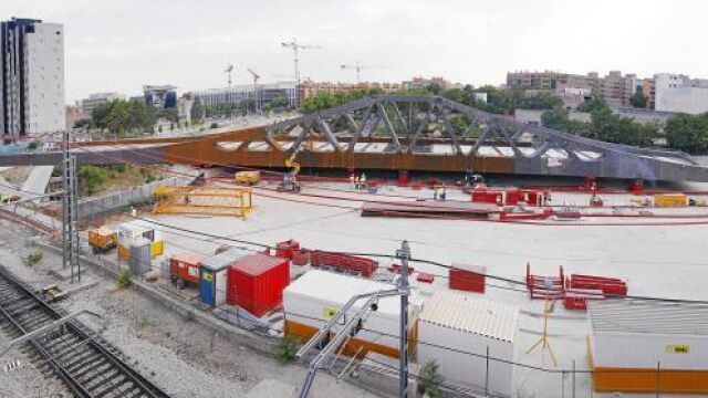 El viaducto está formado por una estructura mixta formada por celosías de acero unidas por vigas transversales y losas de hormigón armado.