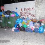 La basura se acumula en las calles de la localidad gaditana a la espera de que se solucione el conflicto existente en el Ayuntamiento