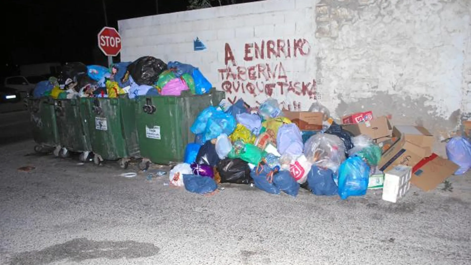 La basura se acumula en las calles de la localidad gaditana a la espera de que se solucione el conflicto existente en el Ayuntamiento