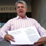 Eduardo Gómez, delegado de Derecho a Vivir en Huelva, muestra la denuncia presentada ayer para que la anciana vuelva a ser alimentada