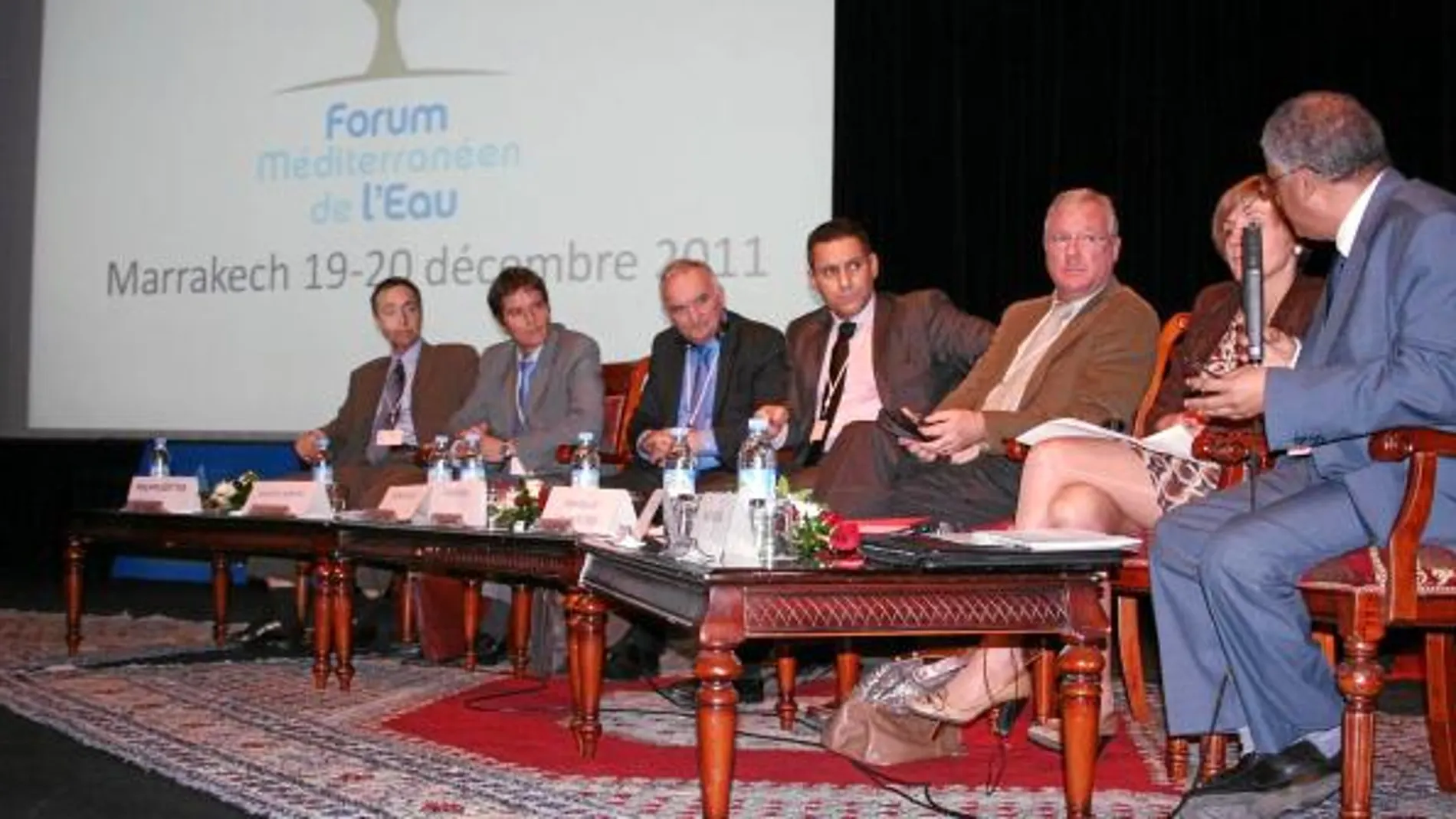 El presidente de la Comunidad, Ramón Luis Valcárcel (tercero derecha), en la clausura del Foro Mediterráneo del Agua celebrado en Marruecos