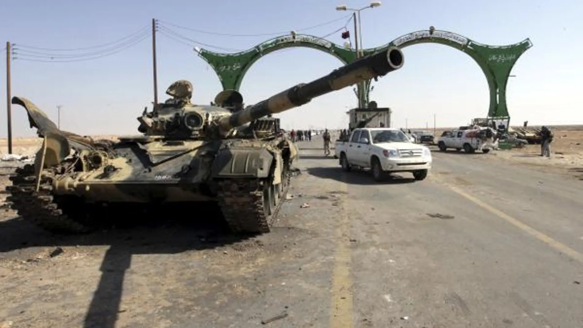 Uno de los tanques de Gadafi destruido por los bombardeos aliados