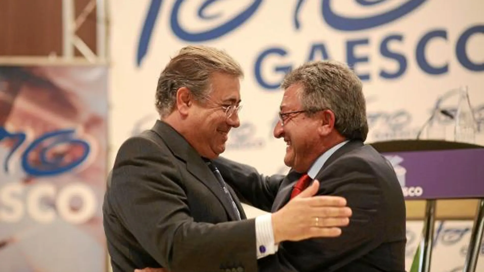 Juan Ignacio Zoido, saluda al presidente del Foro Gaesco, Juan Aguilera, ayer antes de su intervención