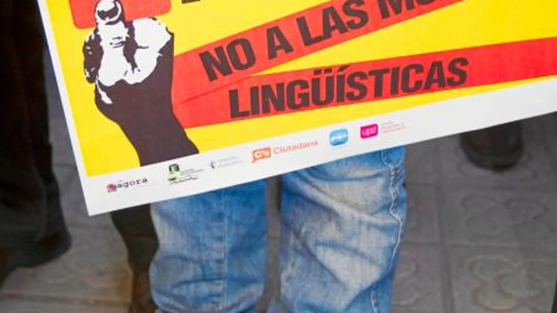 El Parlament acosa a los que etiquetan sólo en español