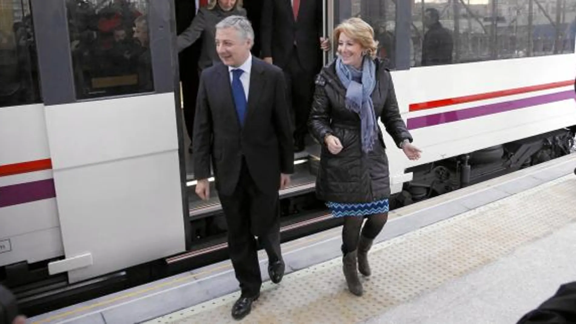 José Blanco y Esperanza Aguirre inauguraron ayer por la tarde la nueva estación de la ampliación de la red de Cercanías por el este en la estación de Fuente de la Mora, en el barrio de Manoteras