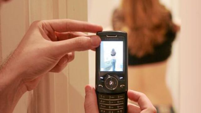 Los acosadores amedrentan a sus víctimas en las redes sociales a través del ordenador o del teléfono móvil