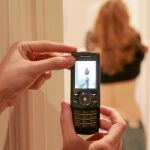 Los acosadores amedrentan a sus víctimas en las redes sociales a través del ordenador o del teléfono móvil