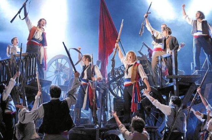 Uno de los momentos más épicos de «Los Miserables», cuando cantan en las barricadas