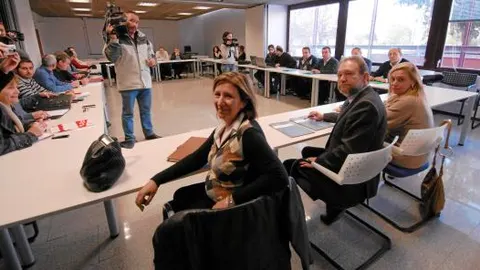 Imagen de la reunión mantenida ayer entre María Ángeles Palacios (izquierda), Constantino Sotoca y Maria Pedro Reverte (derecha) con representantes de las ocho organizaciones sindicales