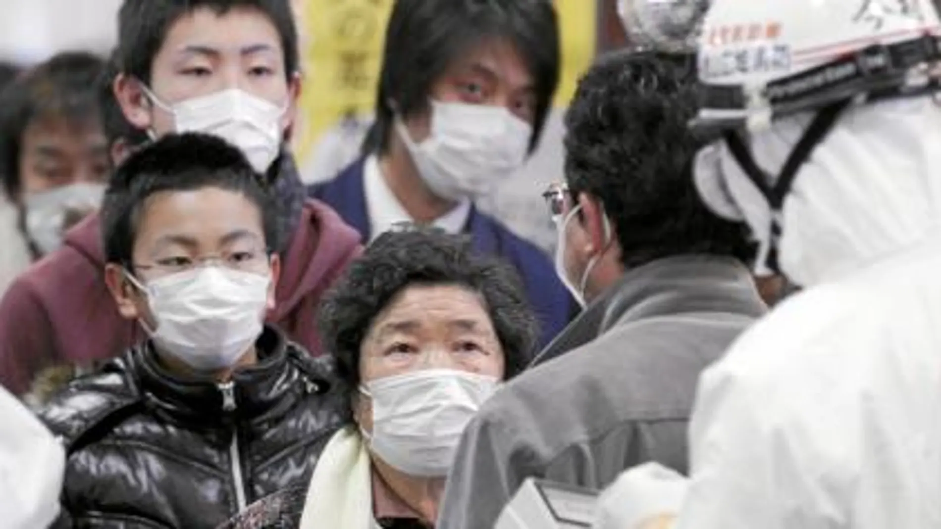 La población de Koriyama, en la prefectura de Fukushima, se somete a controles periódicos de radiación en un centro instalado de forma temporal en la localidad