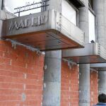 La pared de ladrillo que los propietarios de los multicines de la plaza del Carmen han levantado para evitar que los «okupas» se metan en el edificio