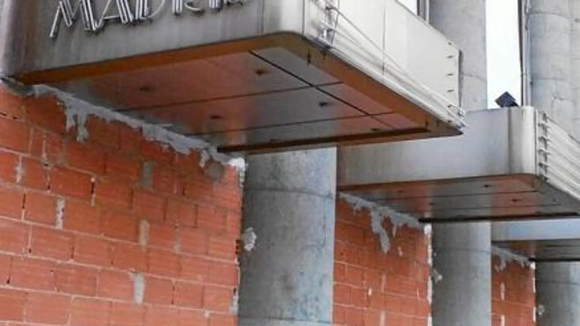 La pared de ladrillo que los propietarios de los multicines de la plaza del Carmen han levantado para evitar que los «okupas» se metan en el edificio