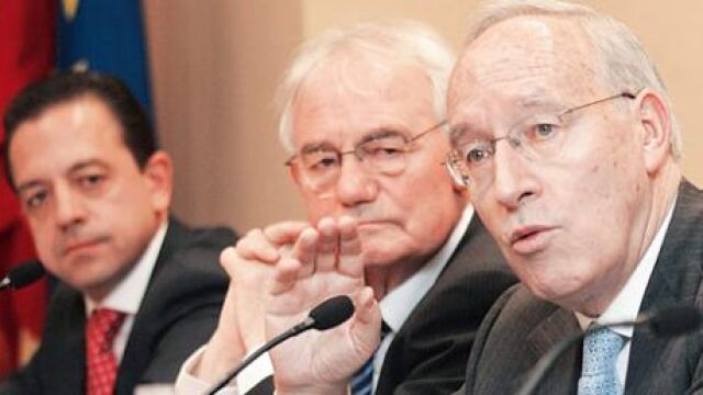 Manuel Pizarro instó a que se hagan reformas para ser «competitivos». Junto al economista, Simón Reyes y Felipe Llano