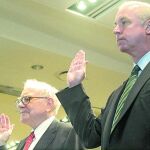 El millonario Warren Buffett y Raymond W. Daniel, presidente de Moody´s, ante la Comisión del Congreso de EE UU que estudió la crisis