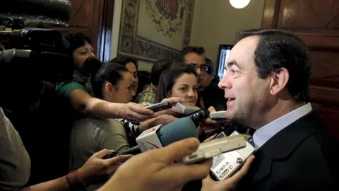 Bono contesta a los periodistas en el Congreso