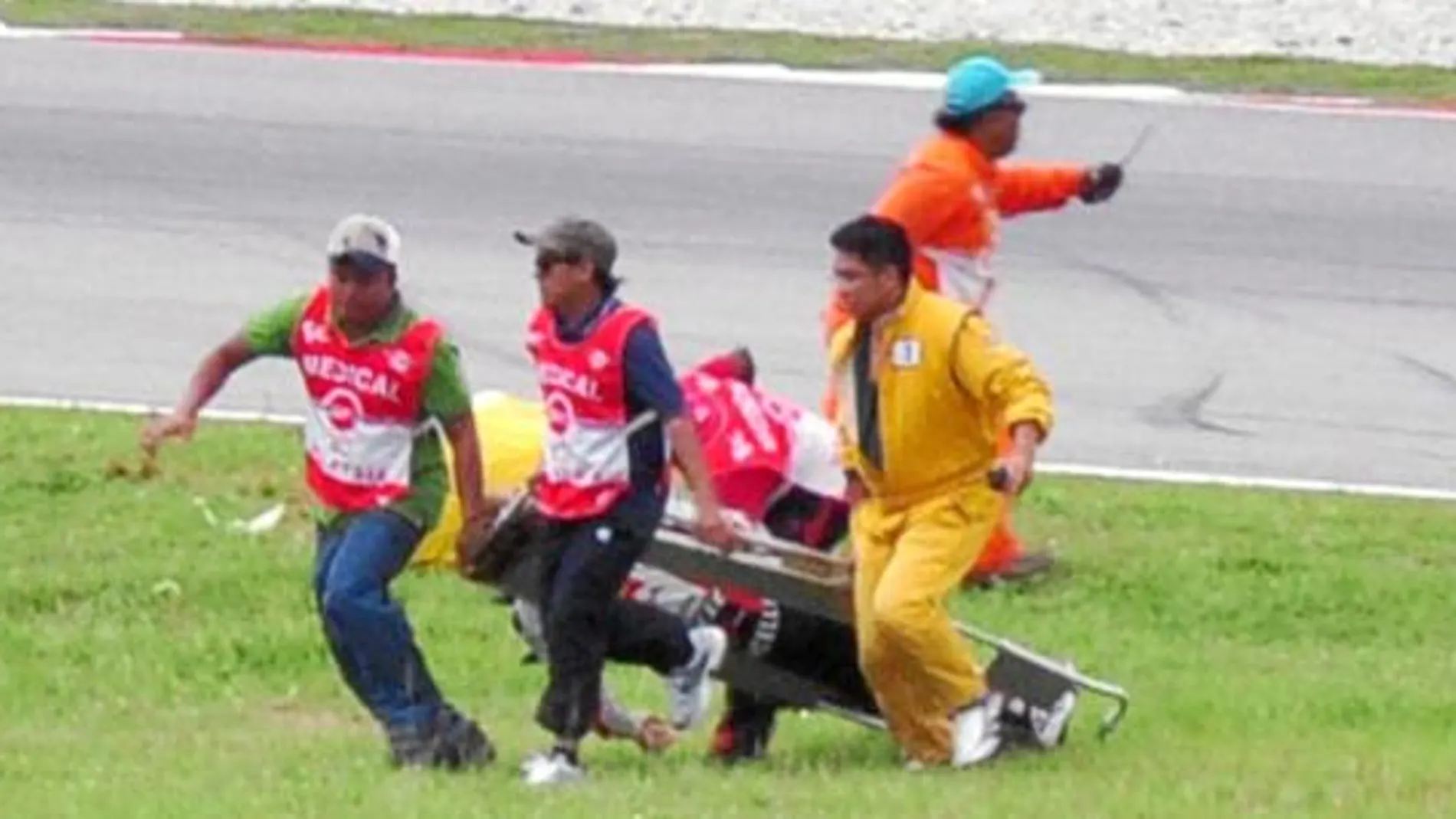 Momento en el que la camilla que traslada a Simoncelli cae al suelo