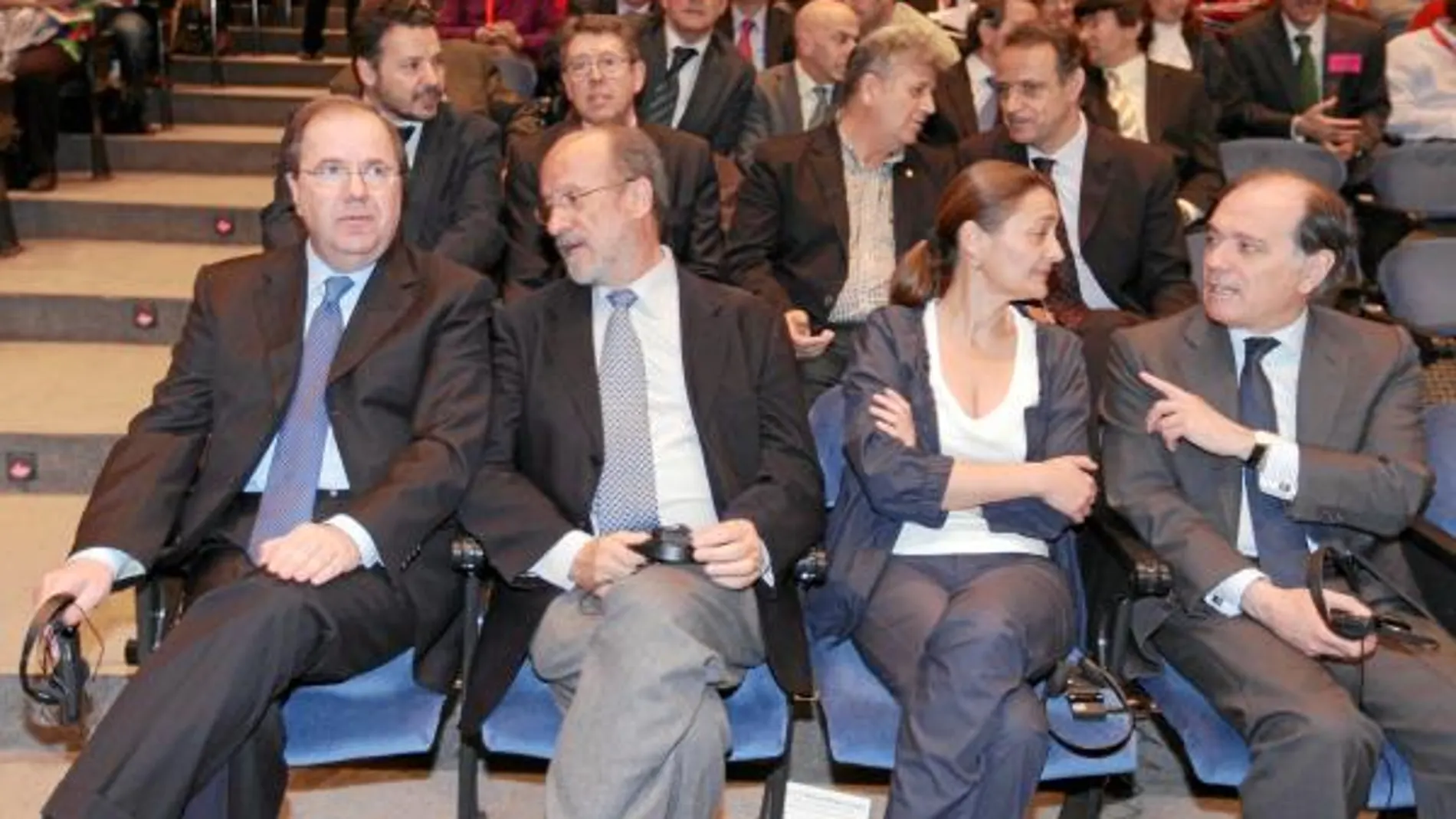 El presidente Herrera, Tomás Villanueva, Mari Luz Rodríguez y León de la Riva, en la apertura del Congreso