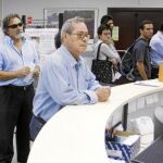 Un grupo de parados de larga duración en las colas de una oficina de empleo