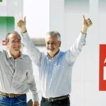 José Antonio Griñán, junto al secretario provincial del PSOE, Diego Asensio, ayer en Almería
