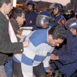Fuerzas antidisturbios cargan contra un grupo de manifestantes en Rabat
