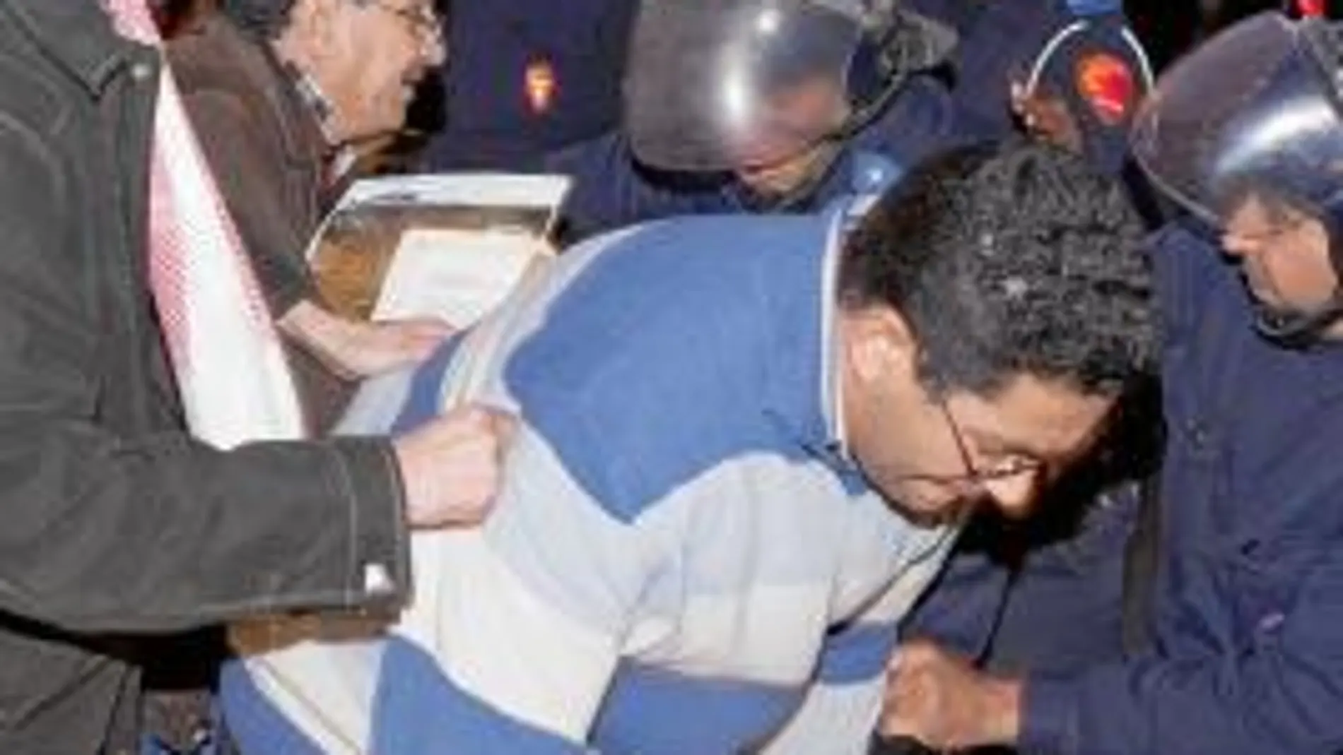 Fuerzas antidisturbios cargan contra un grupo de manifestantes en Rabat