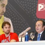 El jugador de la NBA, Pau Gasol, junto con el presidente del PP de Alicante, Joaquín Ripoll, durante la presentación del campus de Gasol