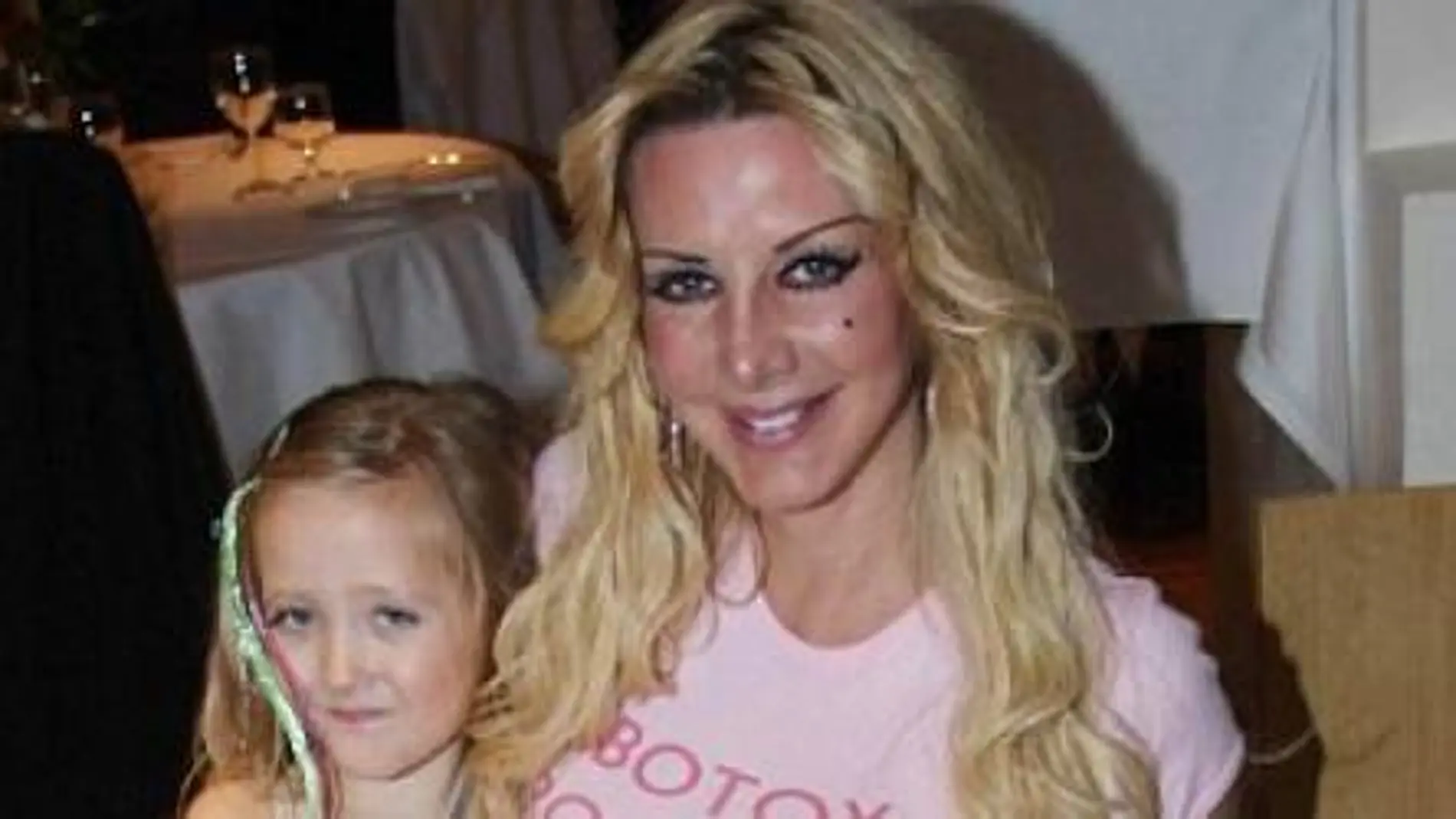 La «Barbie humana» regala una operación de pecho a su hija de siete años