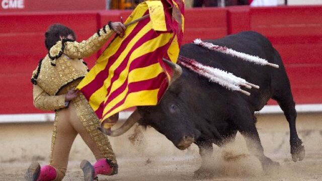 Barrera efectúa una manoletina de rodillas ante uno de sus toros