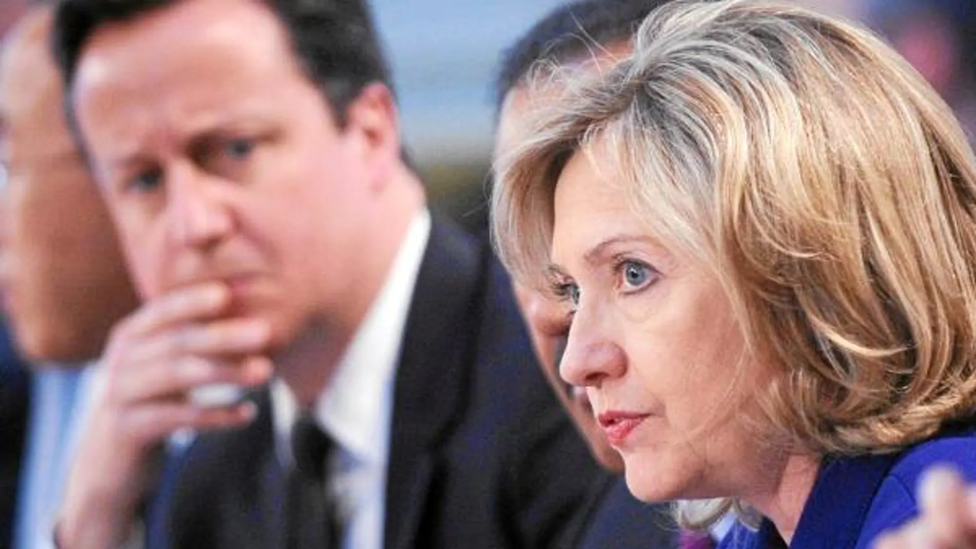 Hillary Clinton durante su intervención en Londres, ayer, con David Cameron en un segundo plano