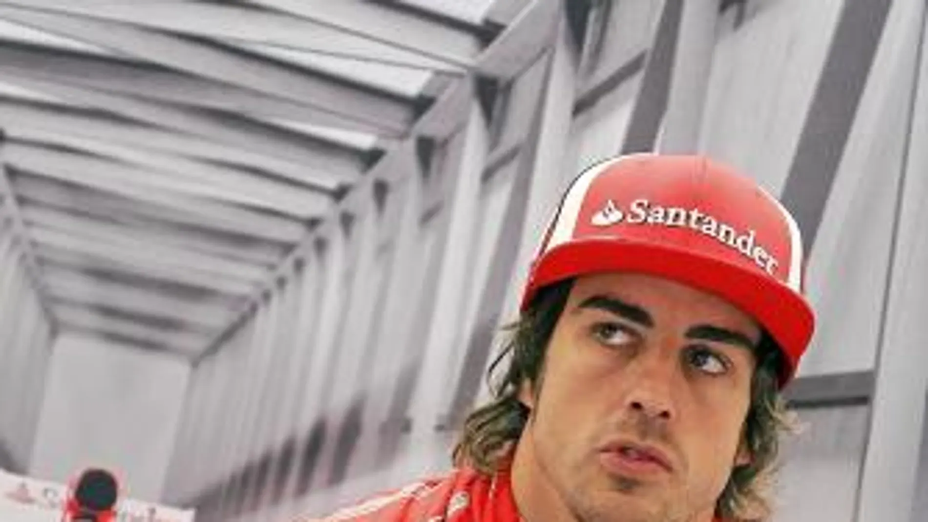Fernando Alonso, en el box de Ferrari en Silverstone