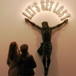 Un Cristo negro: Es la atracción de la galería Álvaro Alcázar, una imagen que podría pasar por paso de Semana Santa. Su autor, el malagueño Carlos Aires