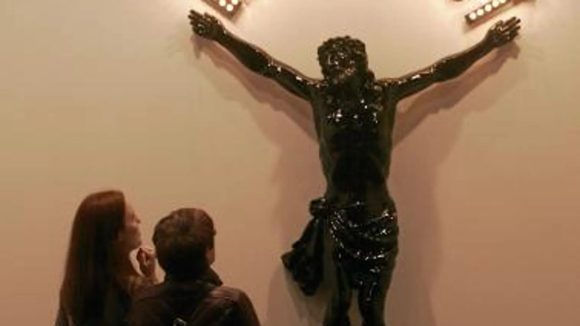 Un Cristo negro: Es la atracción de la galería Álvaro Alcázar, una imagen que podría pasar por paso de Semana Santa. Su autor, el malagueño Carlos Aires