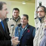 Herrera dialoga con varios asistentes al acto de presentación del Hospital Universitario de Burgos