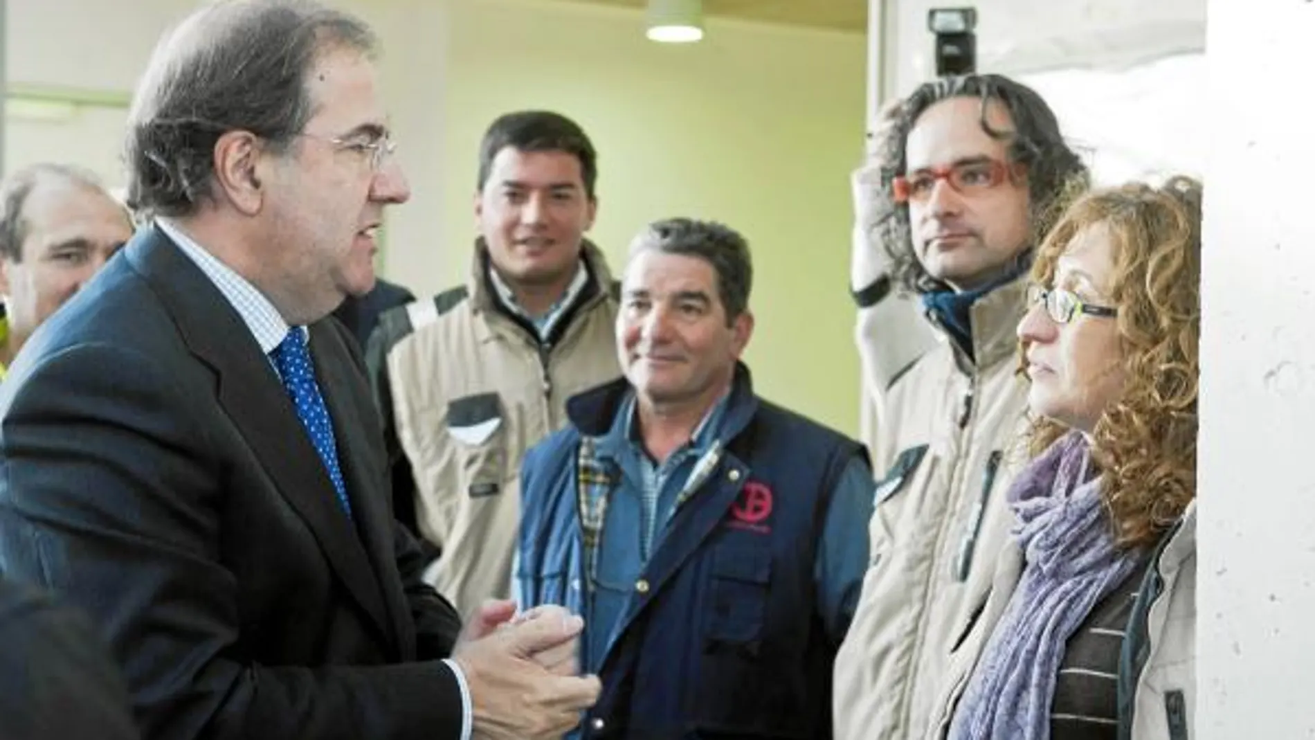Herrera dialoga con varios asistentes al acto de presentación del Hospital Universitario de Burgos