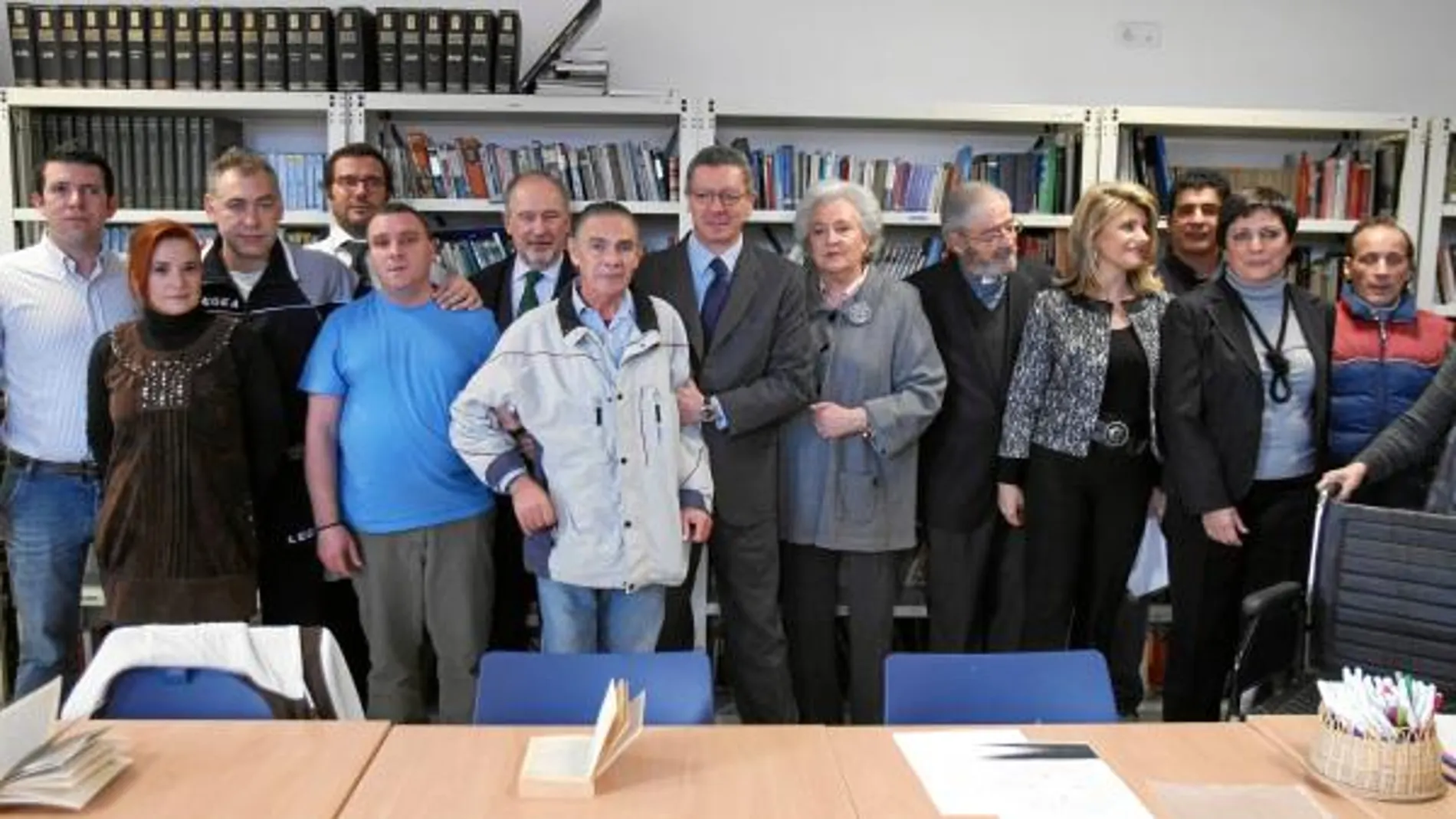 Los internos del centro les mostraron al alcalde de Madrid, a Rodrigo Rato y a Doña Pilar de Borbón sus manualidades