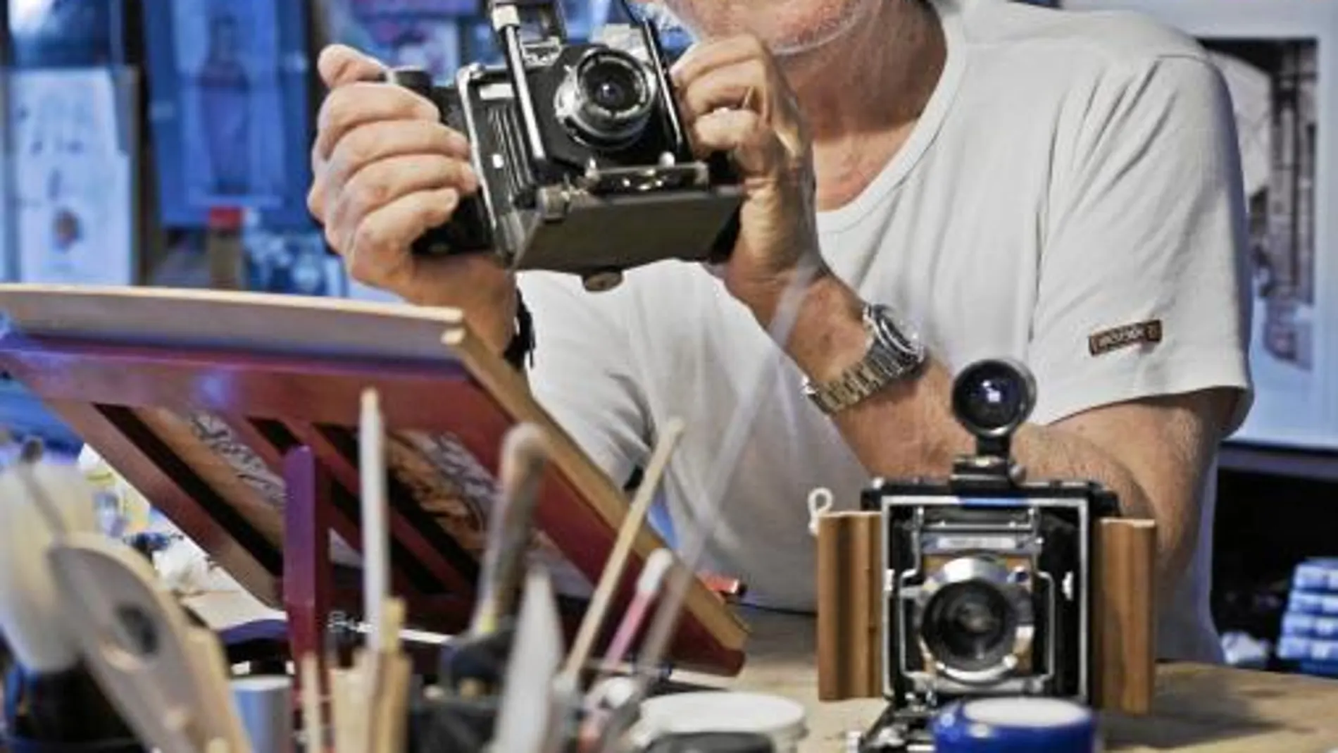 Carlos Saura con sus cámaras de producción propia: la «Lalicam», en la mano, y la «Saurcam». Las hizo él porque fue medio ingeniero
