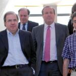 Juan Vicente Herrera, al concluir la reunión en el Colegio de la Asunción, junto con Agustín Prieto, Tomás Villanueva, Jesús Terciado y Ángel Hernández