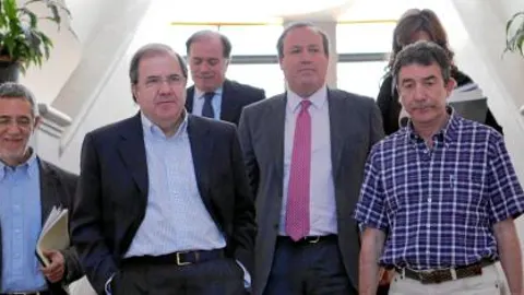 Juan Vicente Herrera, al concluir la reunión en el Colegio de la Asunción, junto con Agustín Prieto, Tomás Villanueva, Jesús Terciado y Ángel Hernández