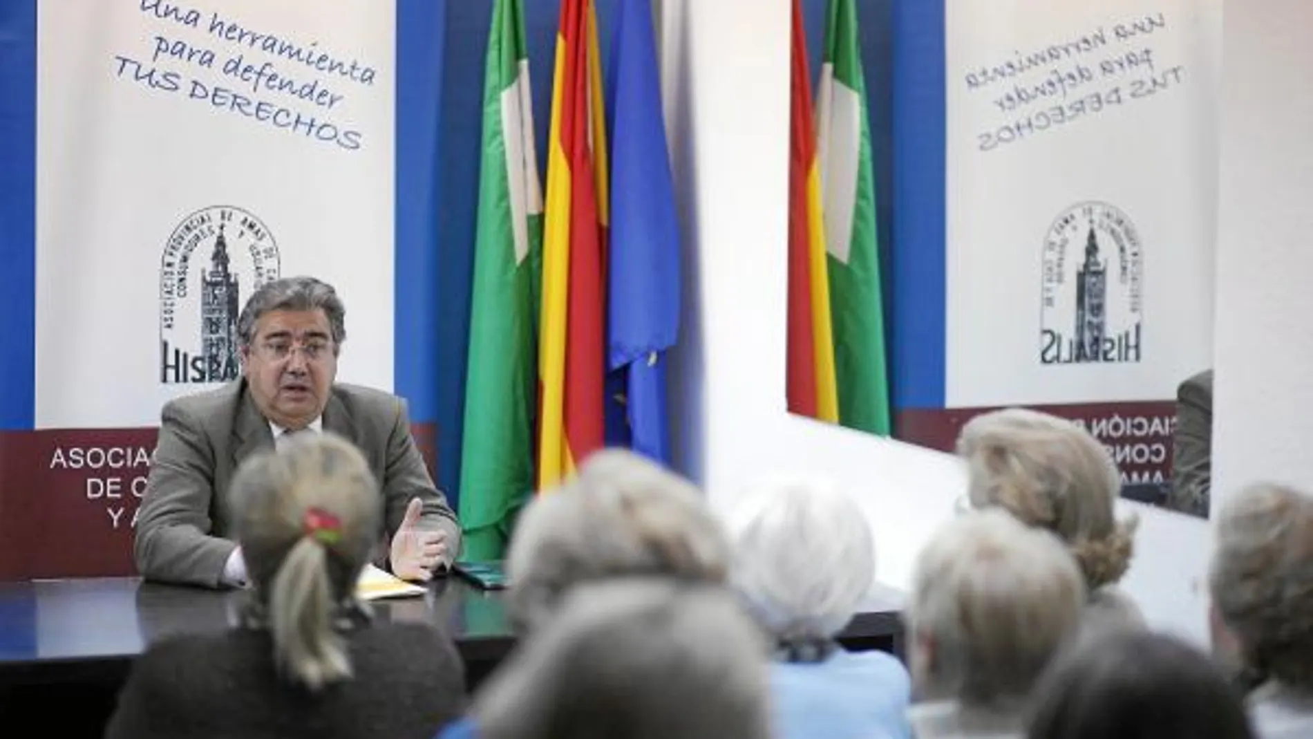 El candidato del PP, Juan Ignacio Zoido, en un encuentro con la asociación Híspalis