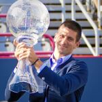 Djokovic recibió ayer el trofeo de número uno del mundo