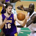 La defensa de Gasol y las genialidades de Bryant le dan el triunfo a los Lakers