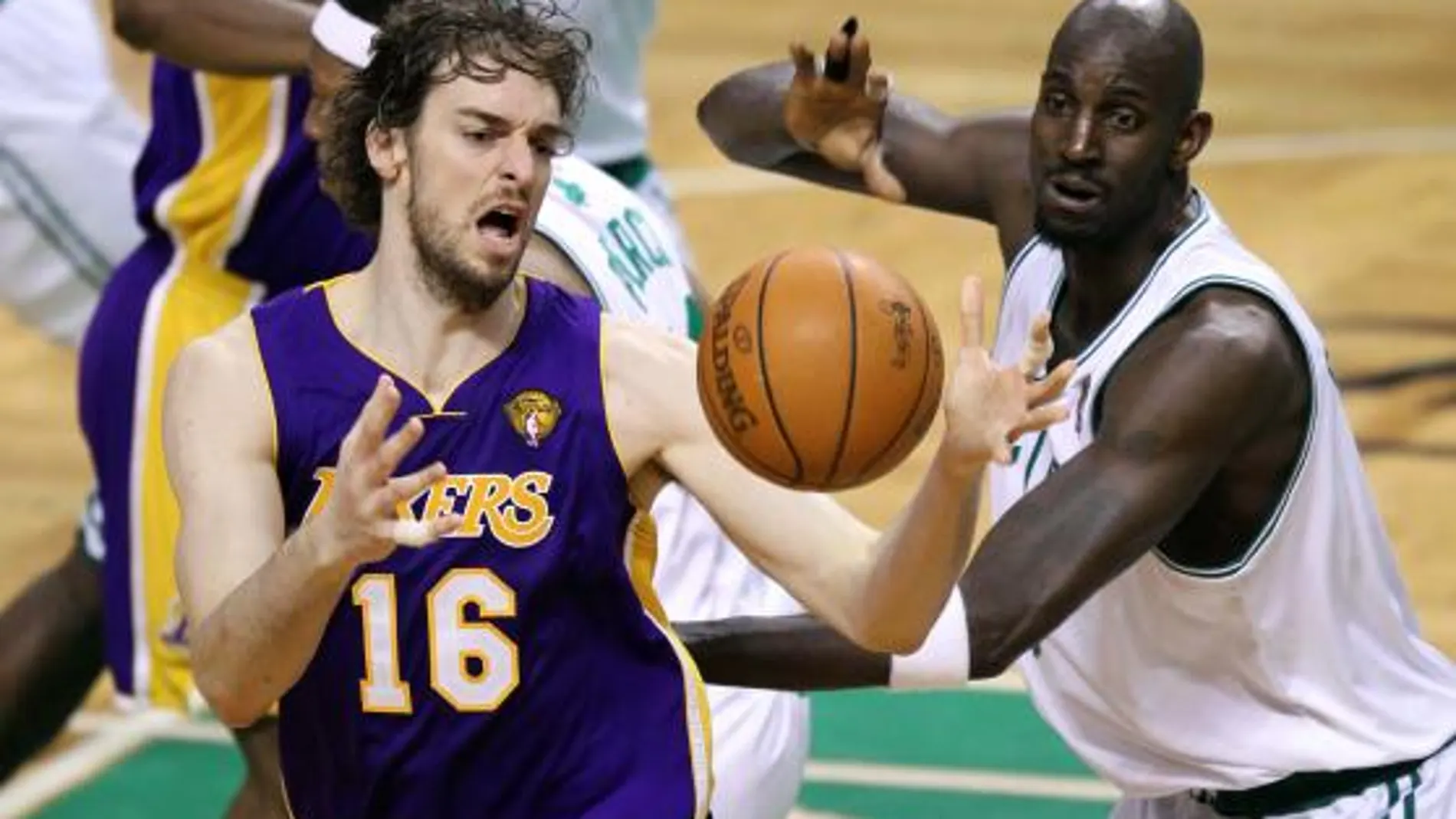 La defensa de Gasol y las genialidades de Bryant le dan el triunfo a los Lakers