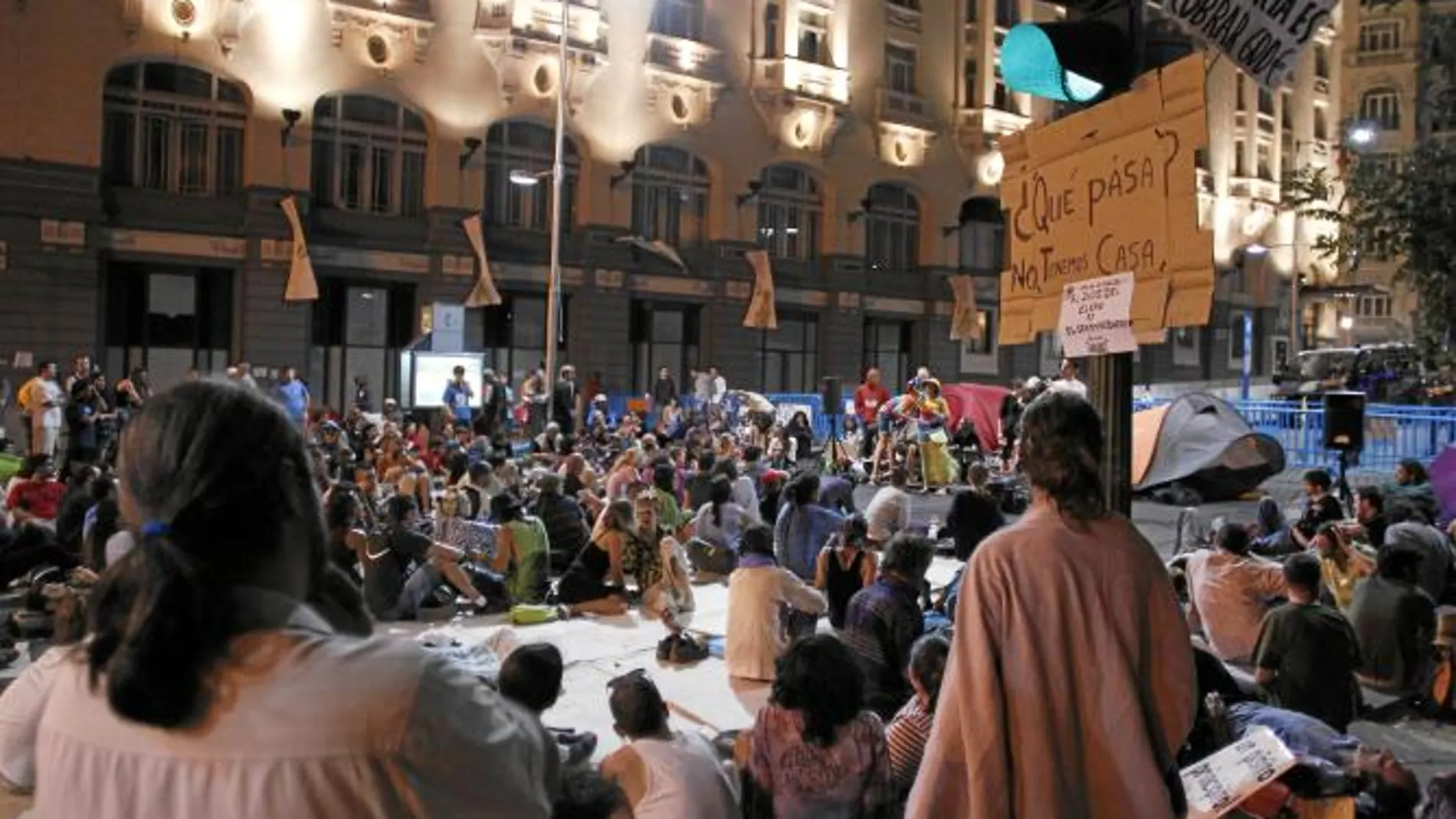 Los «indignados» ocuparon la calle en asamblea durante toda la noche