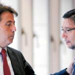 En la foto de archivo Ignacio Subías (PSPV) habla con el entonces conseller de Sanidad, Manuel Cervera