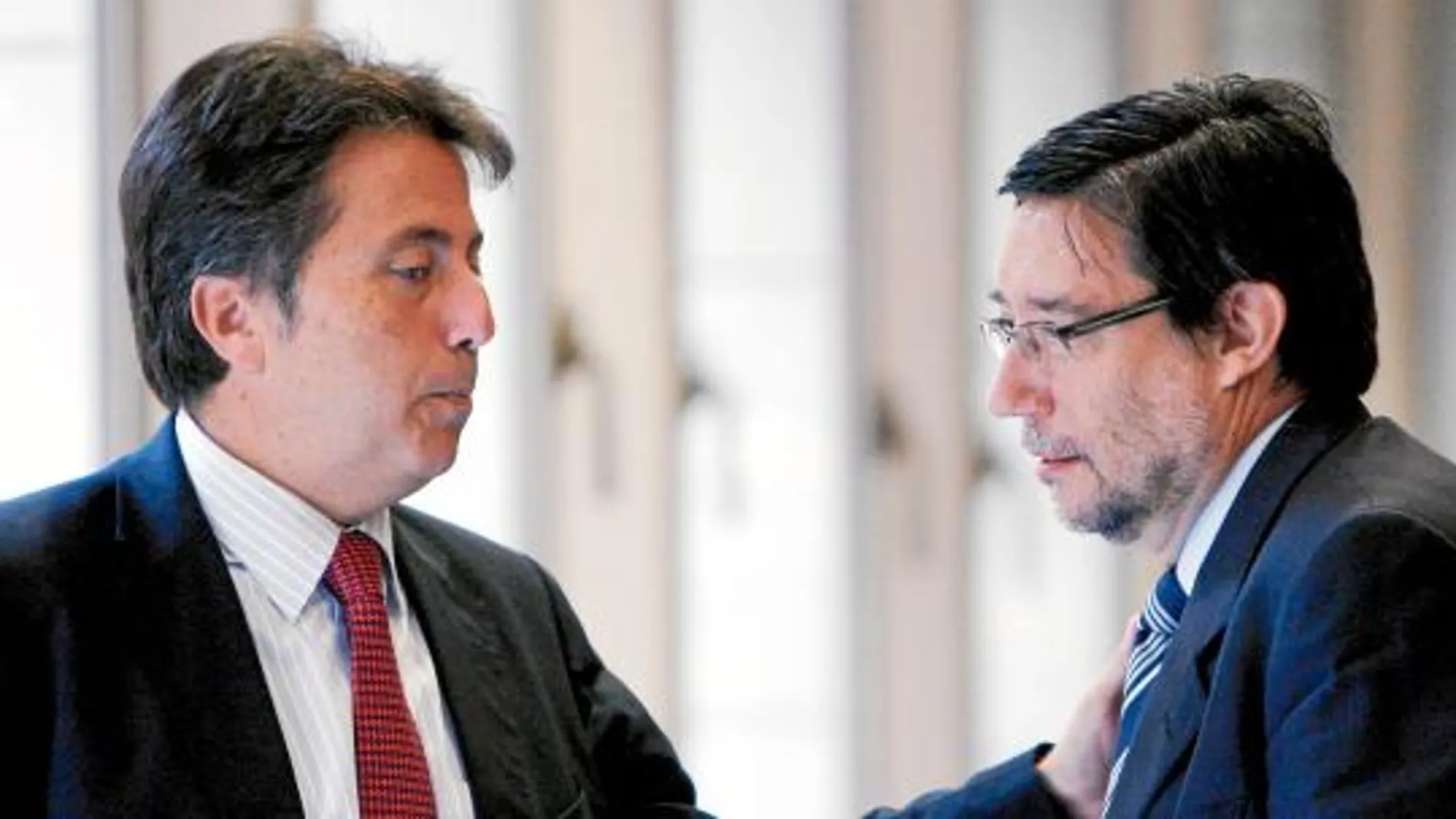 En la foto de archivo Ignacio Subías (PSPV) habla con el entonces conseller de Sanidad, Manuel Cervera