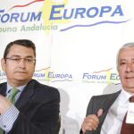 El secretario general del PP-A, Antonio Sanz, al que presentó Arenas en el «Fórum Europa», ayer en Sevilla