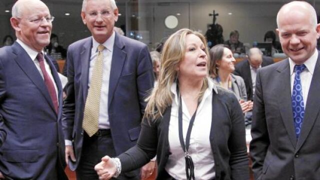 La ministra de Asuntos Exteriores, Trinidad Jiménez, conversa con su homólogo británico, William Hague, ayer, en Bruselas